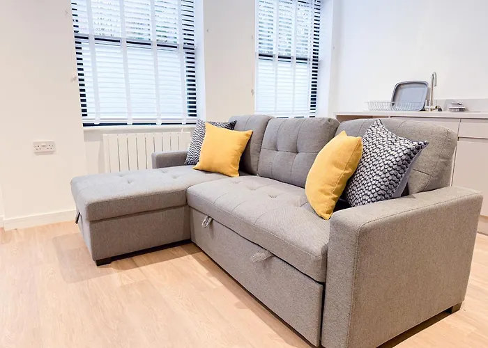 Spacious Modern 1 Bed Apartments In St Neots - Perfect For Contractors & Professionals - Free Parking - Wifi - Fully Equipped Kitchen - Smart Tv Ideal For Work Stays And Long Projects