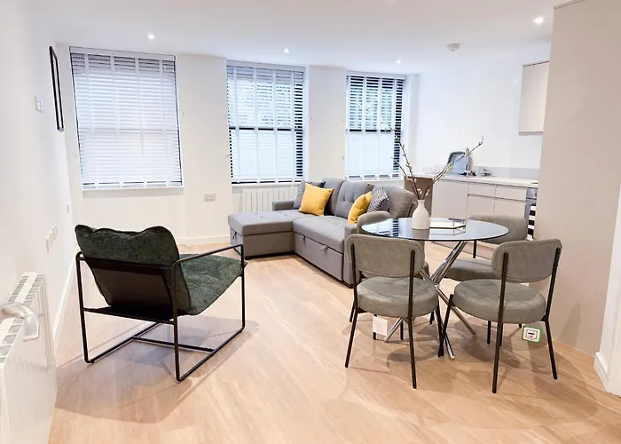 Spacious Modern 1 Bed Apartments In St Neots - Perfect For Contractors & Professionals - Free Parking - Wifi - Fully Equipped Kitchen - Smart Tv Ideal For Work Stays And Long Projects