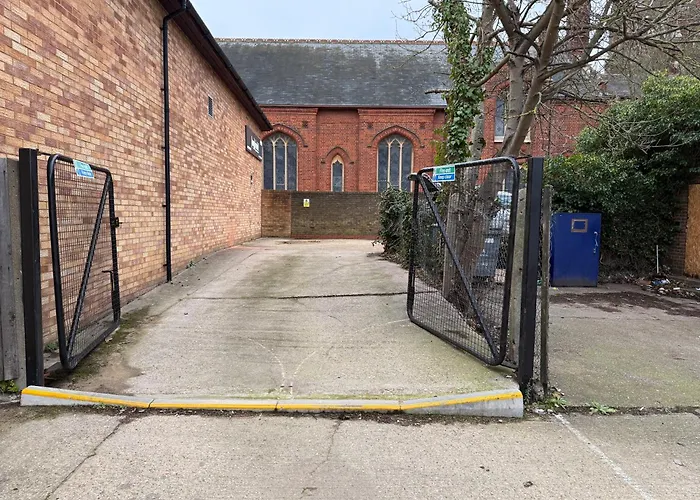 Spacious Modern 1 Bed Apartments In St Neots - Perfect For Contractors & Professionals - Free Parking - Wifi - Fully Equipped Kitchen - Smart Tv Ideal For Work Stays And Long Projects