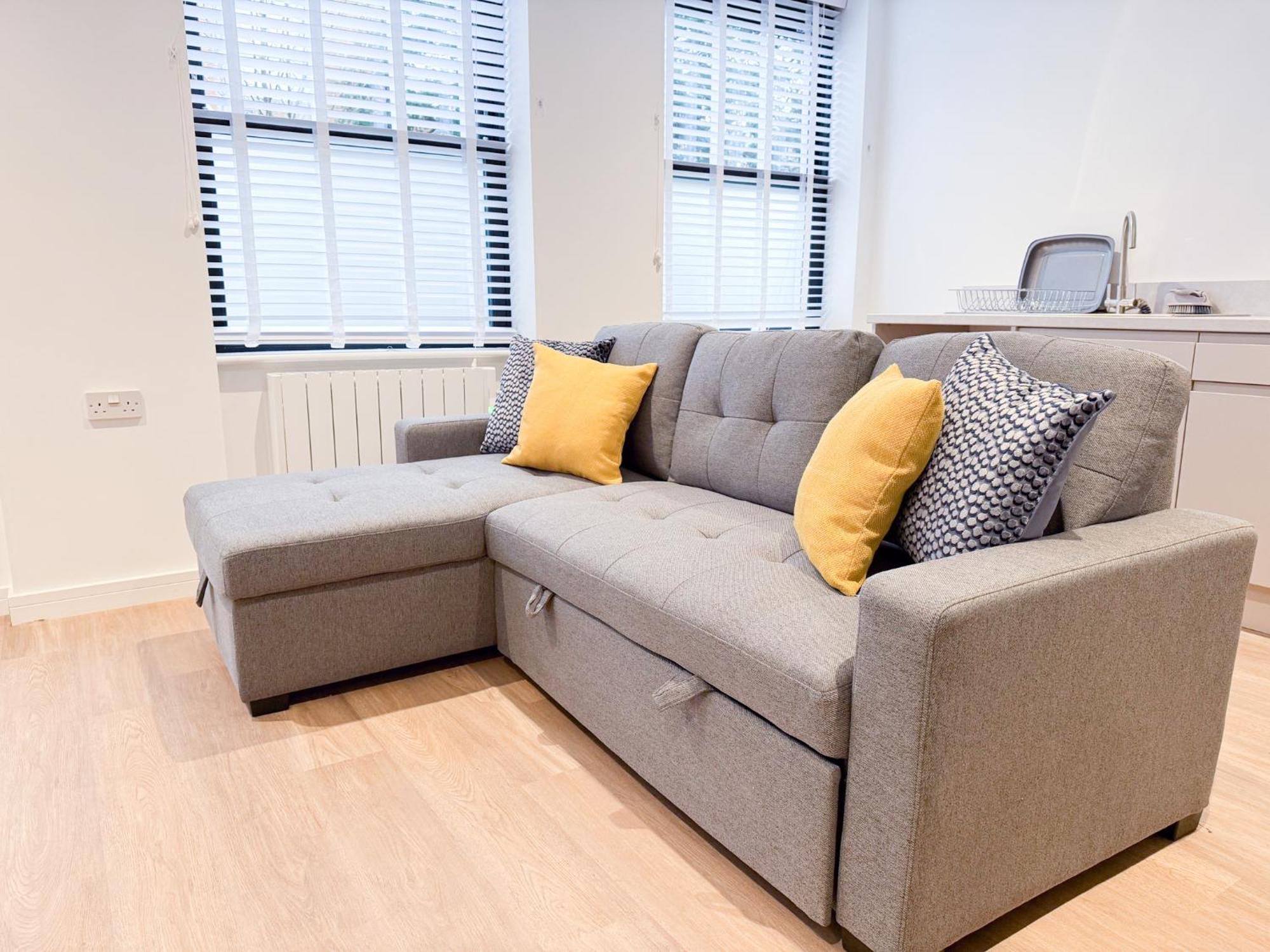Spacious Modern 1 Bed In - Perfect For Contractors & Professionals - Free Parking - Wifi - Fully Equipped Kitchen - Smart Tv Ideal For Work And Long Projects
