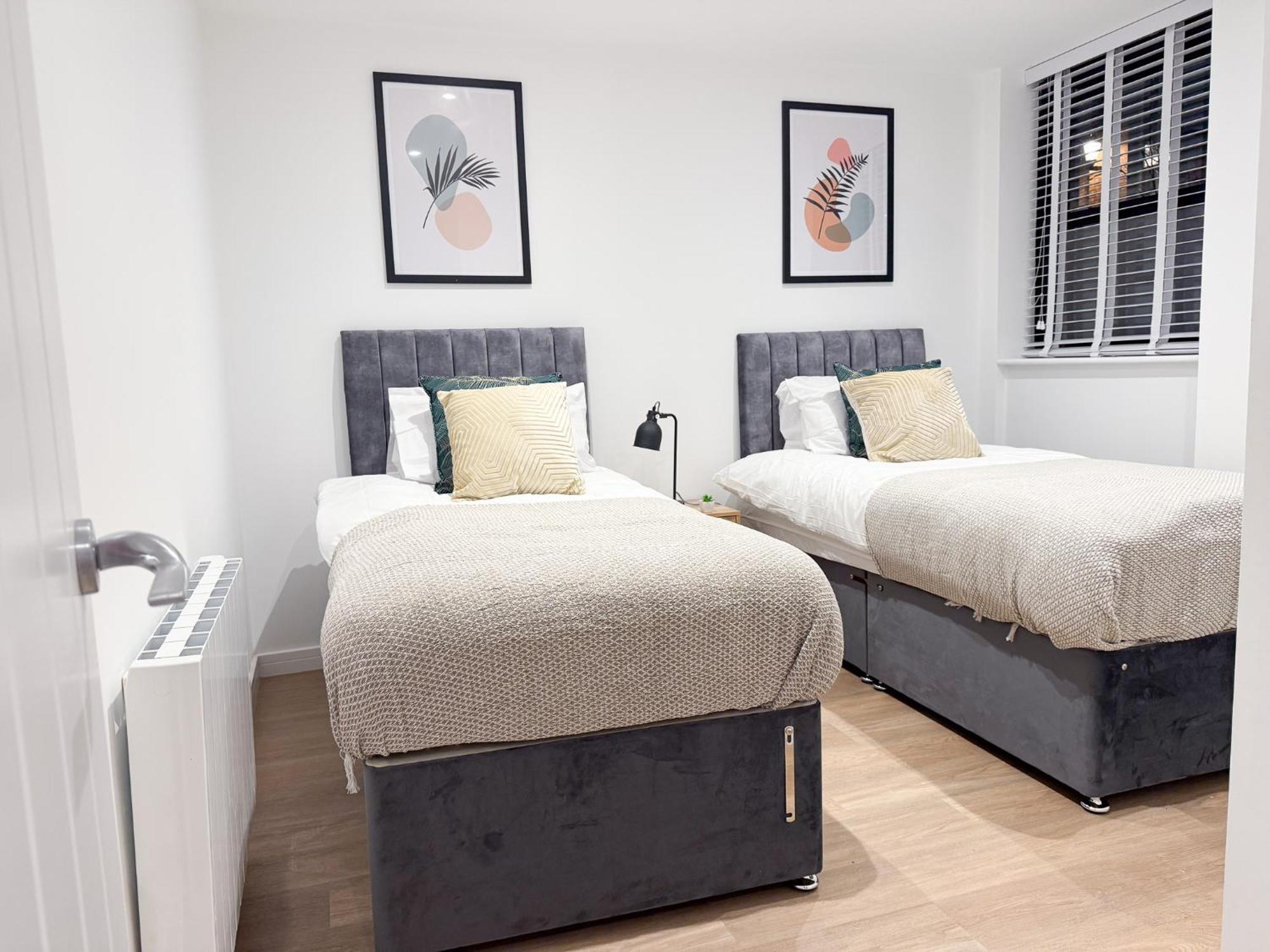 Spacious Modern 1 Bed In - Perfect For Contractors & Professionals - Free Parking - Wifi - Fully Equipped Kitchen - Smart Tv Ideal For Work And Long Projects Appartamento