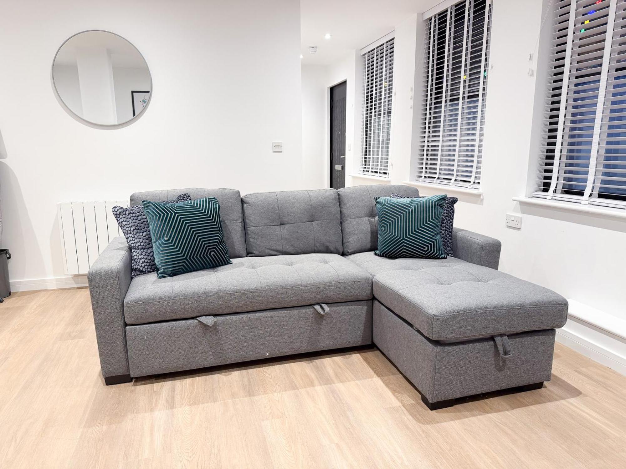 Spacious Modern 1 Bed In - Perfect For Contractors & Professionals - Free Parking - Wifi - Fully Equipped Kitchen - Smart Tv Ideal For Work And Long Projects Appartamento