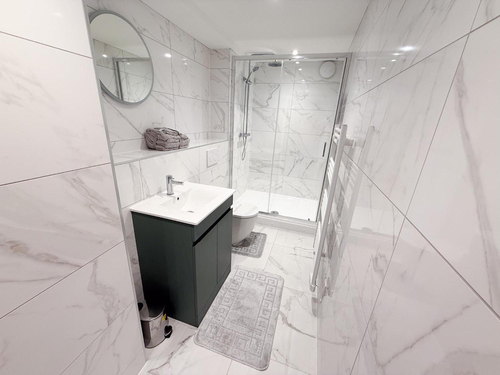 Spacious Modern 1 Bed In - Perfect For Contractors & Professionals - Free Parking - Wifi - Fully Equipped Kitchen - Smart Tv Ideal For Work And Long Projects