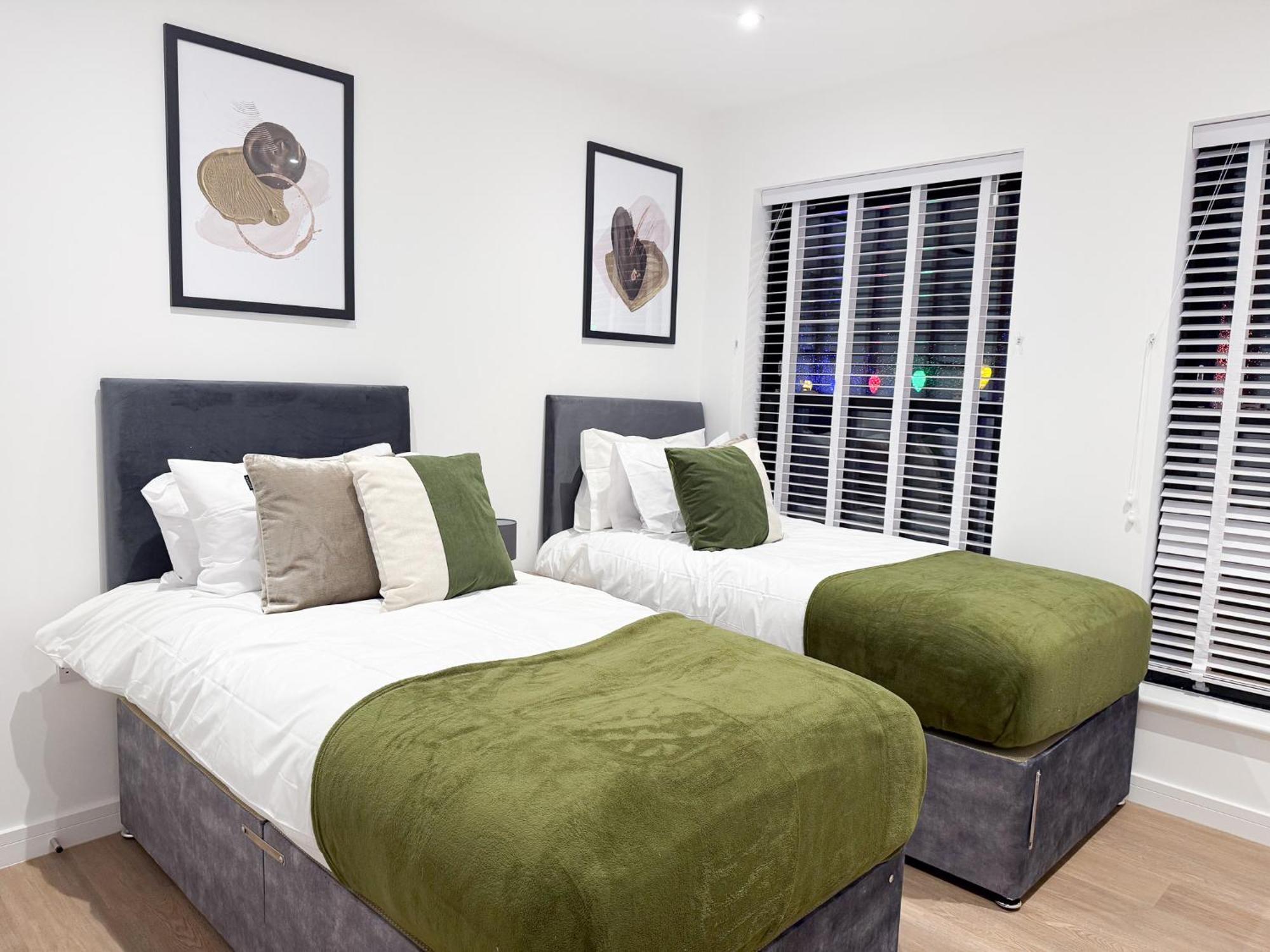 Spacious Modern 1 Bed In - Perfect For Contractors & Professionals - Free Parking - Wifi - Fully Equipped Kitchen - Smart Tv Ideal For Work And Long Projects Appartamento