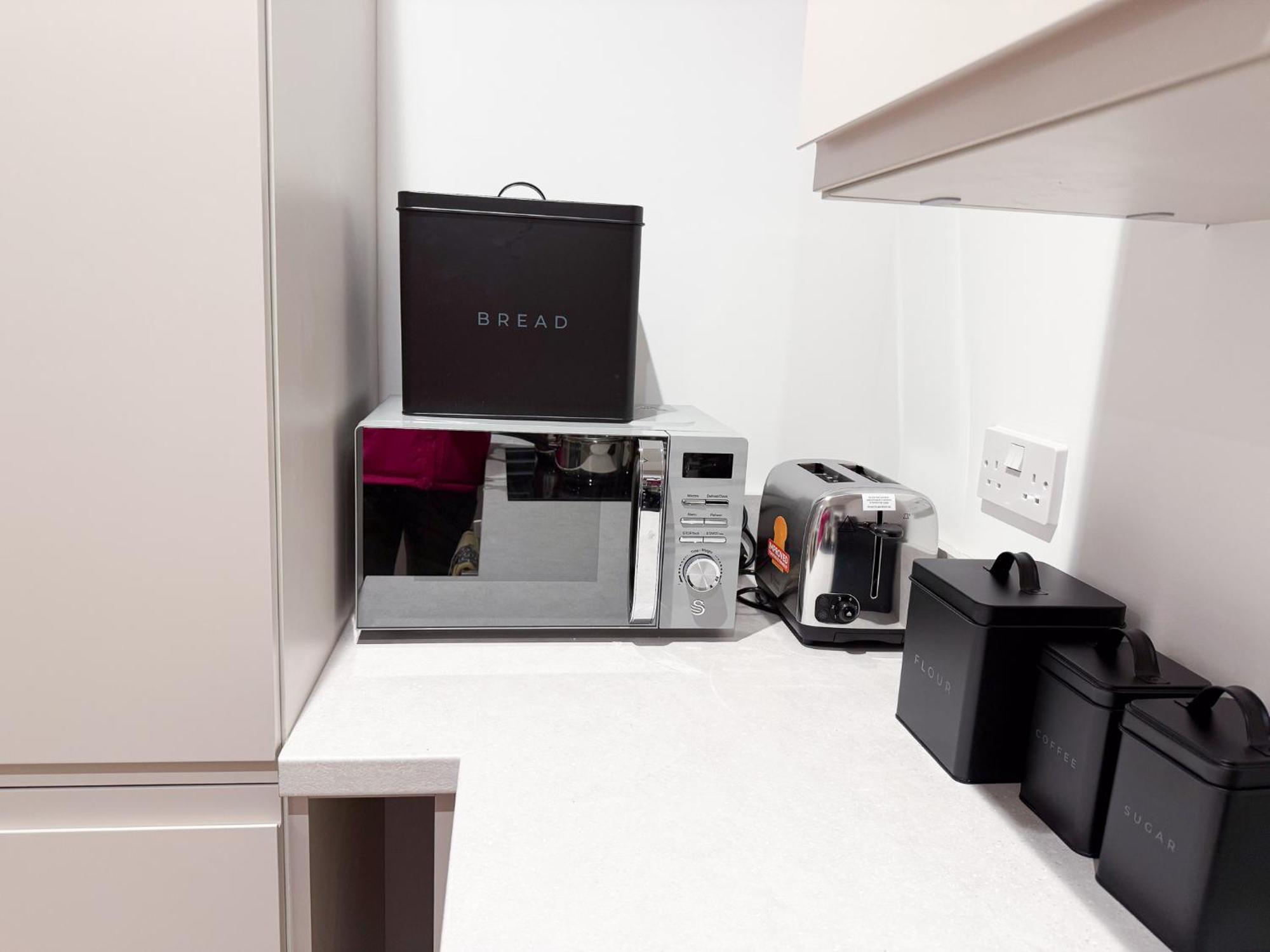 Spacious Modern 1 Bed In - Perfect For Contractors & Professionals - Free Parking - Wifi - Fully Equipped Kitchen - Smart Tv Ideal For Work And Long Projects Appartamento
