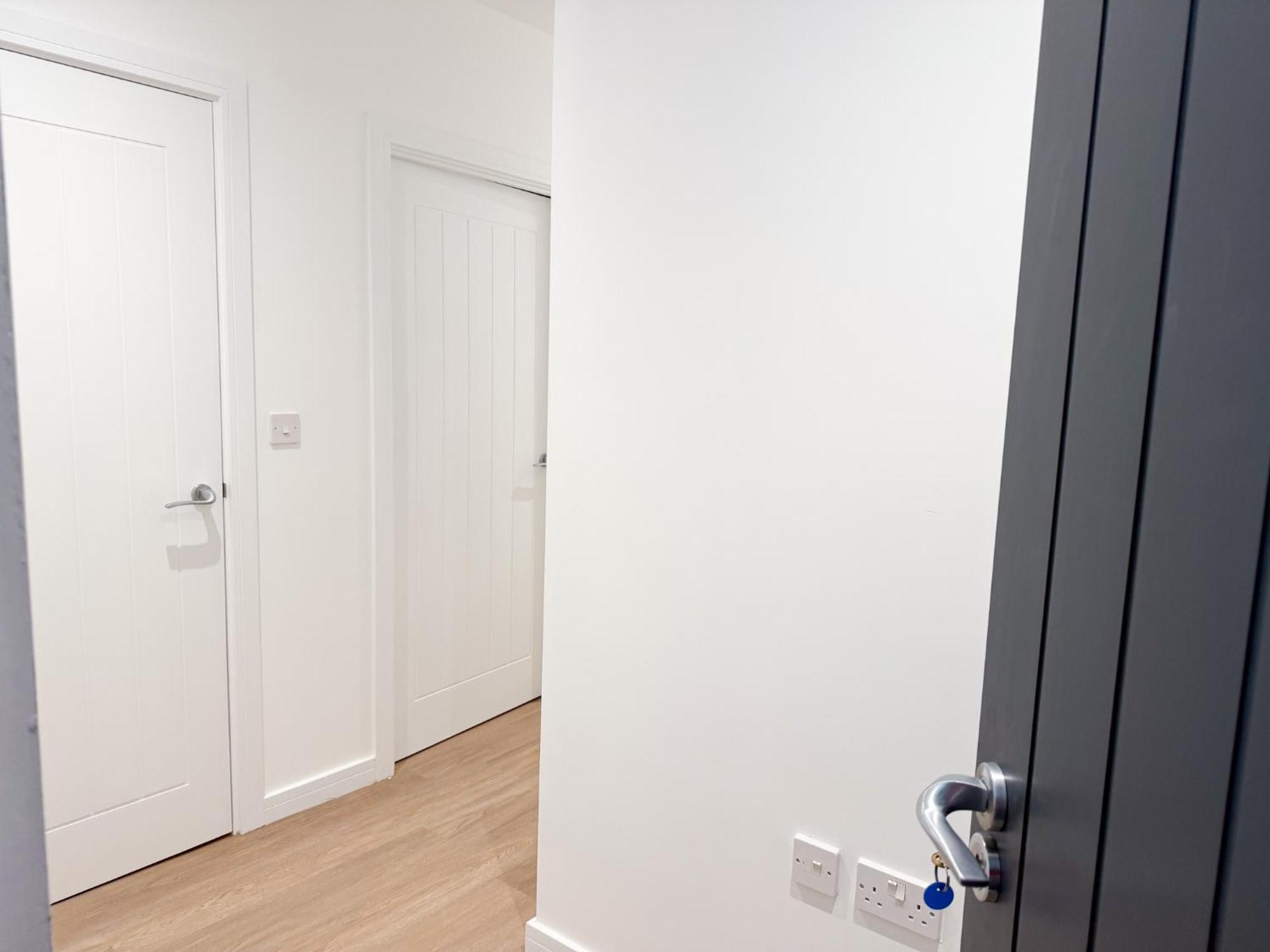 Spacious Modern 1 Bed In - Perfect For Contractors & Professionals - Free Parking - Wifi - Fully Equipped Kitchen - Smart Tv Ideal For Work And Long Projects Appartamento