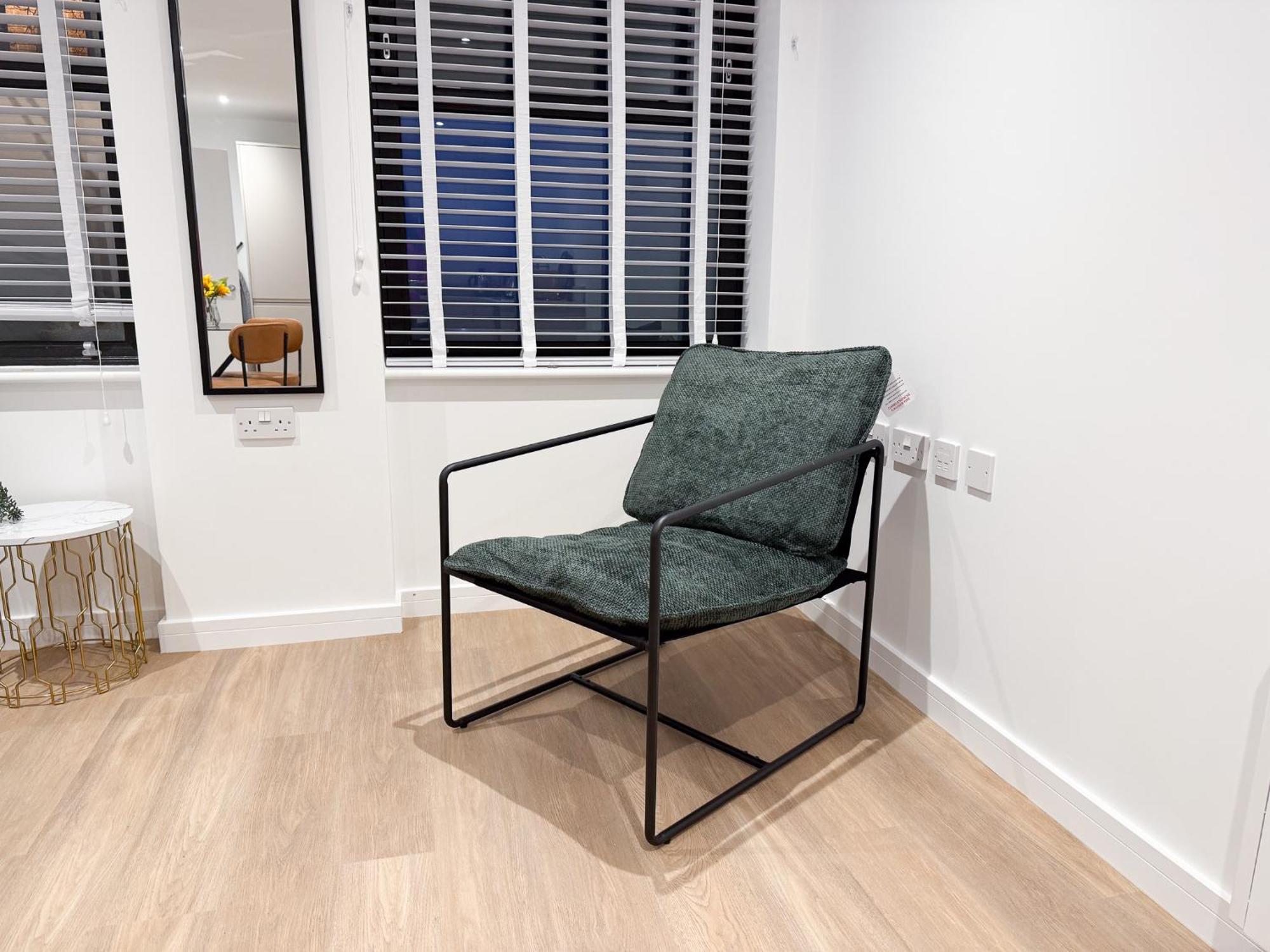 Spacious Modern 1 Bed In - Perfect For Contractors & Professionals - Free Parking - Wifi - Fully Equipped Kitchen - Smart Tv Ideal For Work And Long Projects Appartamento